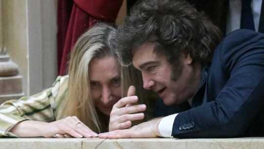 El renovado respaldo de Karina Milei a Manuel Adorni que suspendió su conferencia de prensa