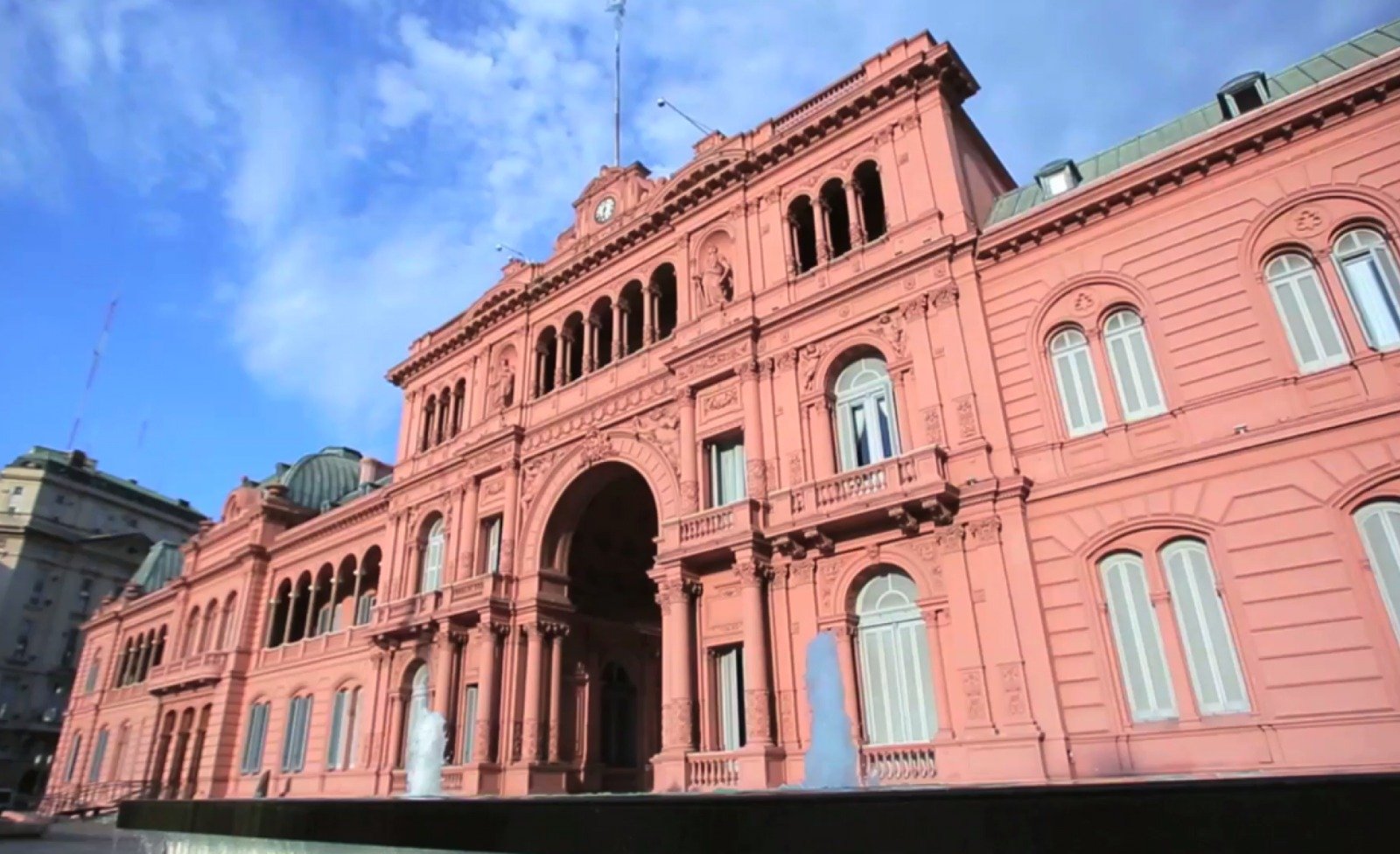 El Gobierno despliega su estrategia para salvar a Adorni